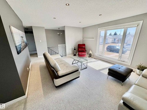 11424 164 Avenue, Edmonton, AB - Indoor Photo Showing Living Room