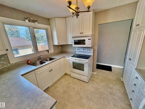11424 164 Avenue, Edmonton, AB - Indoor Photo Showing Kitchen With Double Sink