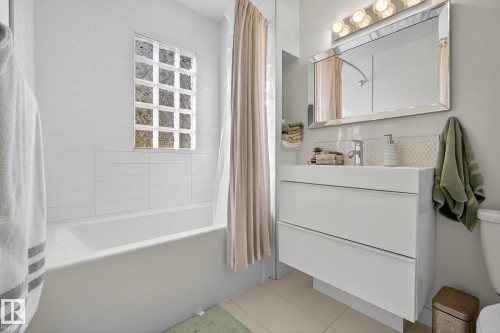 10915 67 Avenue, Edmonton, AB - Indoor Photo Showing Bathroom
