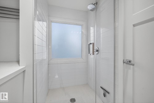 10915 67 Avenue, Edmonton, AB - Indoor Photo Showing Bathroom