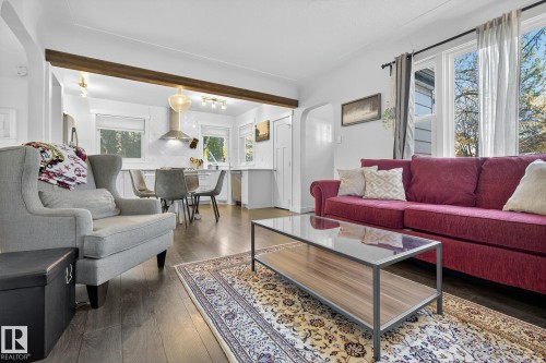 10915 67 Avenue, Edmonton, AB - Indoor Photo Showing Living Room