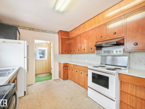 5004 49 Avenue, Lamont, AB - Indoor Photo Showing Kitchen With Double Sink