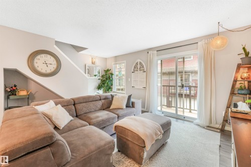 557 Orchards Boulevard, Edmonton, AB - Indoor Photo Showing Living Room