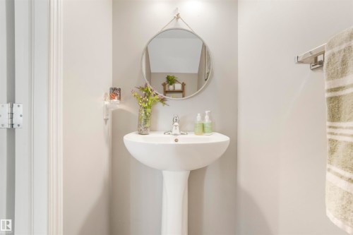 557 Orchards Boulevard, Edmonton, AB - Indoor Photo Showing Bathroom