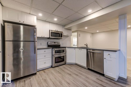 31 Greer Crescent, St. Albert, AB - Indoor Photo Showing Kitchen With Stainless Steel Kitchen