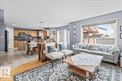 171 Cote Crescent, Edmonton, AB - Indoor Photo Showing Living Room