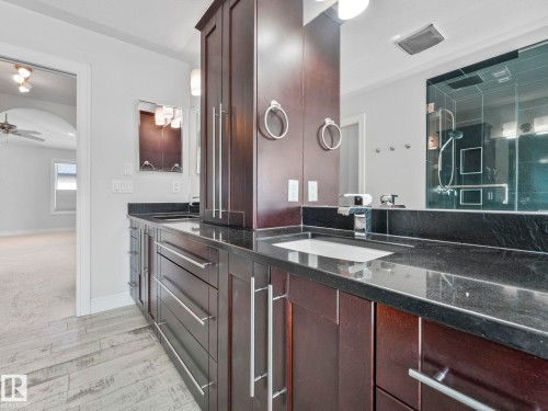 7128 169 Avenue, Edmonton, AB - Indoor Photo Showing Bathroom