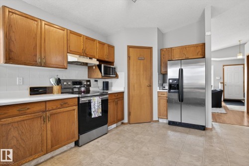 3004 39 Avenue, Edmonton, AB - Indoor Photo Showing Kitchen