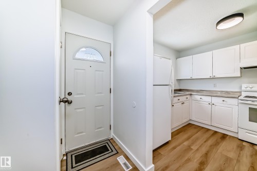 9D Castle Terrace, Edmonton, AB - Indoor Photo Showing Kitchen