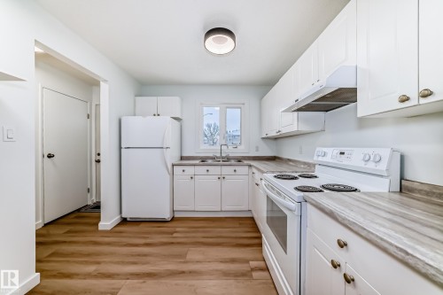 9D Castle Terrace, Edmonton, AB - Indoor Photo Showing Kitchen