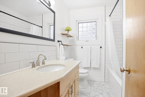 10222 73 Street, Edmonton, AB - Indoor Photo Showing Bathroom