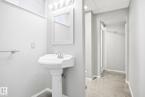 10222 73 Street, Edmonton, AB - Indoor Photo Showing Bathroom