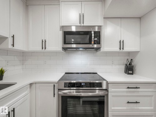 22139 80 Avenue, Edmonton, AB - Indoor Photo Showing Kitchen With Upgraded Kitchen