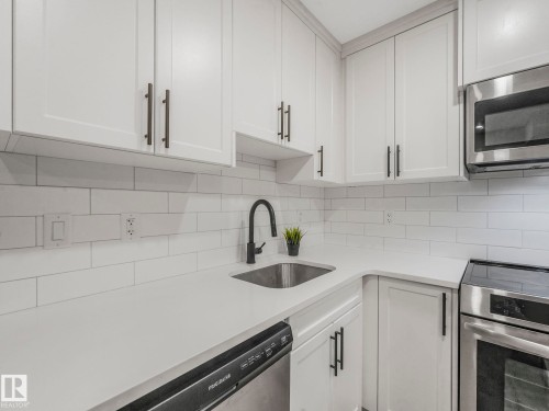 22139 80 Avenue, Edmonton, AB - Indoor Photo Showing Kitchen With Upgraded Kitchen