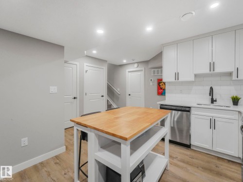 22139 80 Avenue, Edmonton, AB - Indoor Photo Showing Kitchen