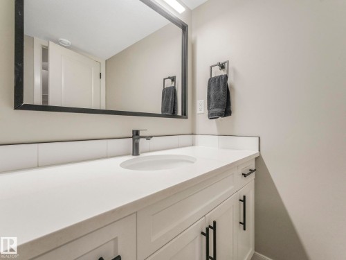22139 80 Avenue, Edmonton, AB - Indoor Photo Showing Bathroom