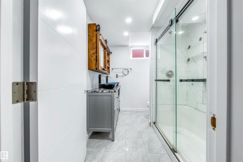 4238 117 Avenue, Edmonton, AB - Indoor Photo Showing Bathroom