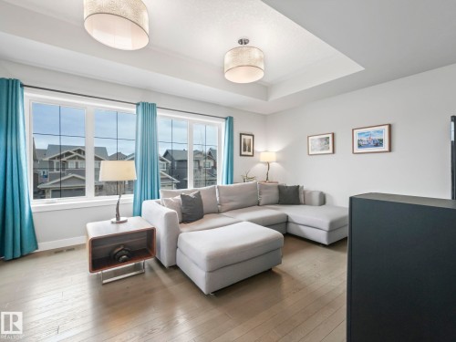 5921 Edmonds Crescent, Edmonton, AB - Indoor Photo Showing Living Room