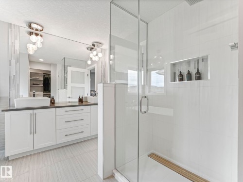 5921 Edmonds Crescent, Edmonton, AB - Indoor Photo Showing Bathroom