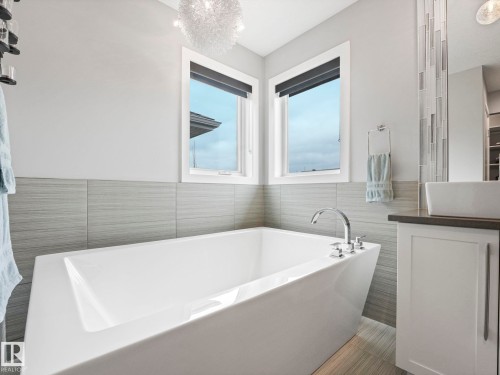 5921 Edmonds Crescent, Edmonton, AB - Indoor Photo Showing Bathroom