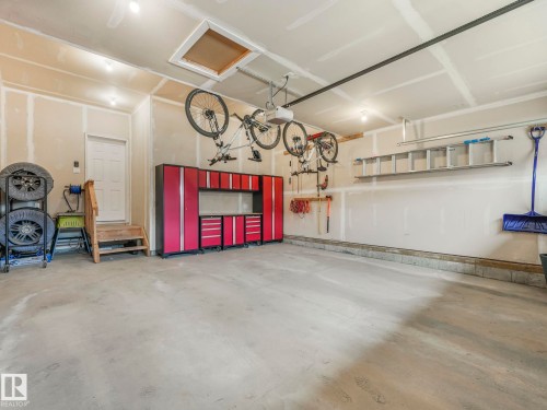 5921 Edmonds Crescent, Edmonton, AB - Indoor Photo Showing Garage