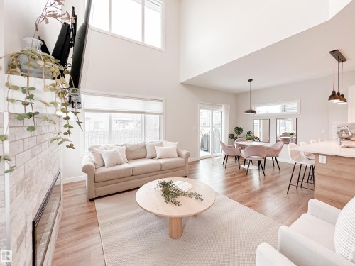 17223 81 Street, Edmonton, AB - Indoor Photo Showing Living Room