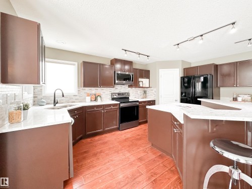 34 Eastgate Way, St. Albert, AB - Indoor Photo Showing Kitchen With Upgraded Kitchen