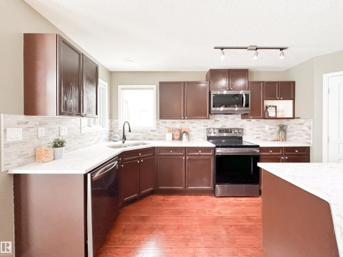 34 Eastgate Way, St. Albert, AB - Indoor Photo Showing Kitchen With Upgraded Kitchen