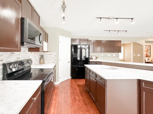 34 Eastgate Way, St. Albert, AB - Indoor Photo Showing Kitchen With Upgraded Kitchen