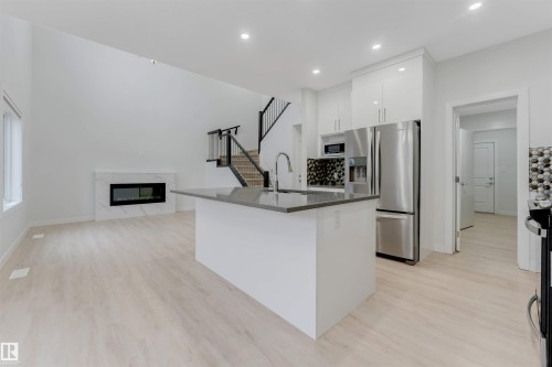 339 Roberts Wynd, Leduc, AB - Indoor Photo Showing Kitchen With Upgraded Kitchen