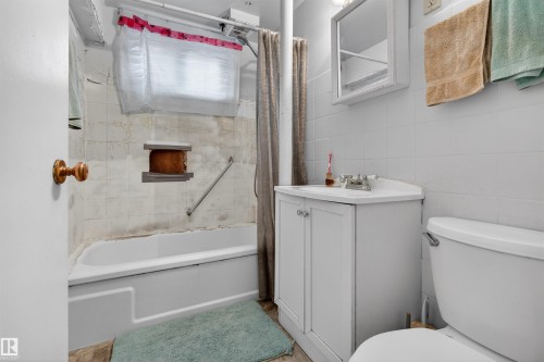 13631 119 Avenue, Edmonton, AB - Indoor Photo Showing Bathroom
