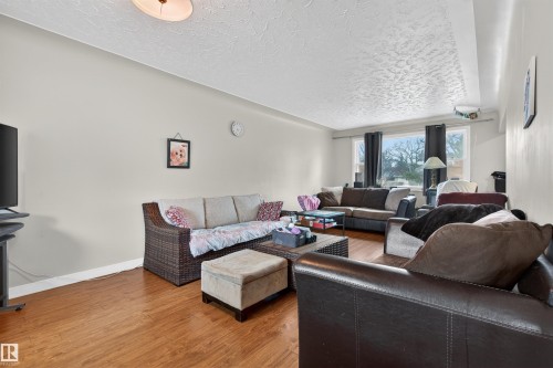 13631 119 Avenue, Edmonton, AB - Indoor Photo Showing Living Room