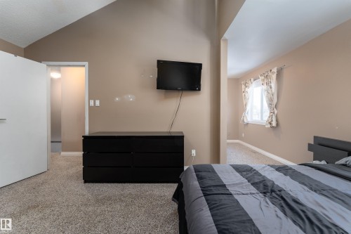 5359 Hill View Crescent, Edmonton, AB - Indoor Photo Showing Bedroom