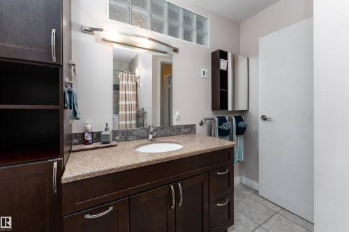 5359 Hill View Crescent, Edmonton, AB - Indoor Photo Showing Bathroom