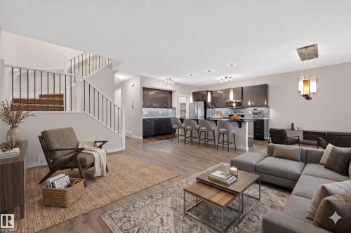 20620 131 Avenue, Edmonton, AB - Indoor Photo Showing Living Room