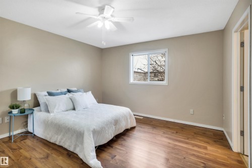 322 Wild Rose Way, Edmonton, AB - Indoor Photo Showing Bedroom