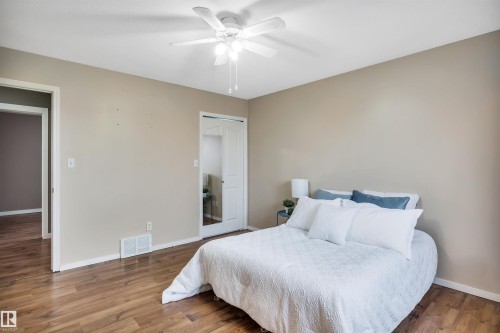 322 Wild Rose Way, Edmonton, AB - Indoor Photo Showing Bedroom