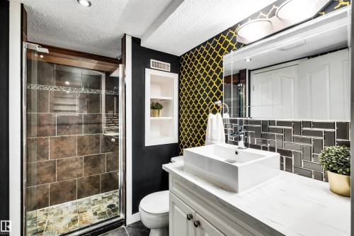 322 Wild Rose Way, Edmonton, AB - Indoor Photo Showing Bathroom