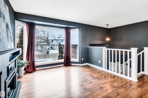 322 Wild Rose Way, Edmonton, AB - Indoor Photo Showing Other Room
