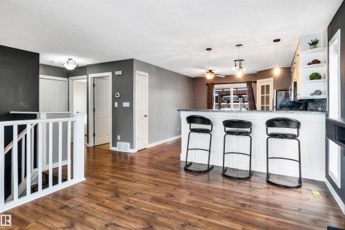 322 Wild Rose Way, Edmonton, AB - Indoor Photo Showing Kitchen