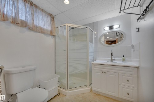 8649 27 Avenue, Edmonton, AB - Indoor Photo Showing Bathroom