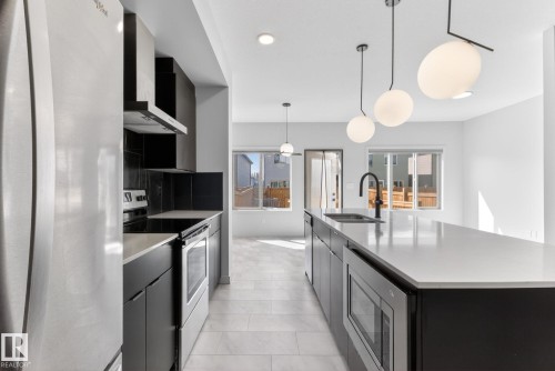107 Garneau Gate, Spruce Grove, AB - Indoor Photo Showing Kitchen With Stainless Steel Kitchen With Upgraded Kitchen