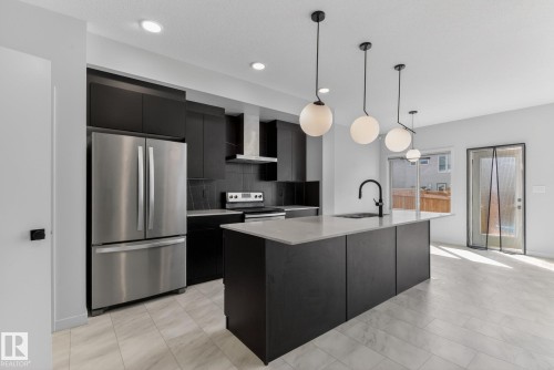107 Garneau Gate, Spruce Grove, AB - Indoor Photo Showing Kitchen With Stainless Steel Kitchen With Upgraded Kitchen