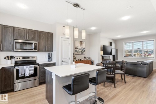 1208 Rosenthal Boulevard, Edmonton, AB - Indoor Photo Showing Kitchen With Upgraded Kitchen