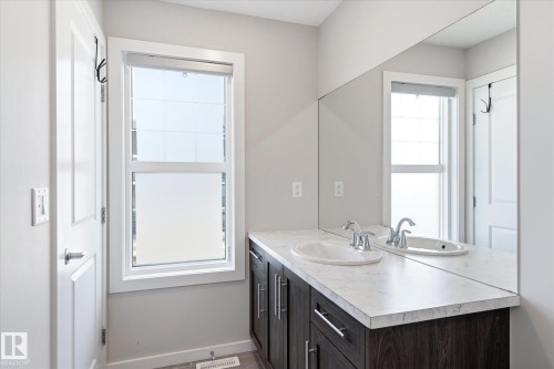 1208 Rosenthal Boulevard, Edmonton, AB - Indoor Photo Showing Bathroom