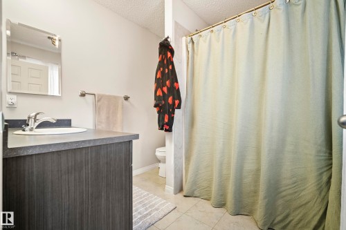3852 Powell Wynd, Edmonton, AB - Indoor Photo Showing Bathroom