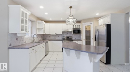 1007 Ormsby Crescent, Edmonton, AB - Indoor Photo Showing Kitchen