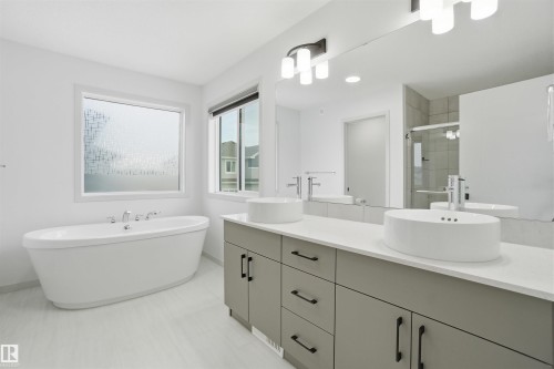 3420 Checknita Terrace, Edmonton, AB - Indoor Photo Showing Bathroom