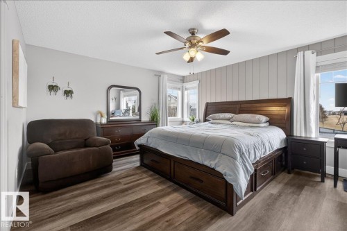 8132 16A Avenue, Edmonton, AB - Indoor Photo Showing Bedroom