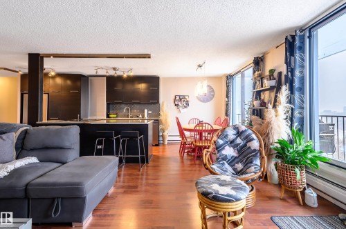 706 10135 Saskatchewan Drive, Edmonton, AB - Indoor Photo Showing Living Room